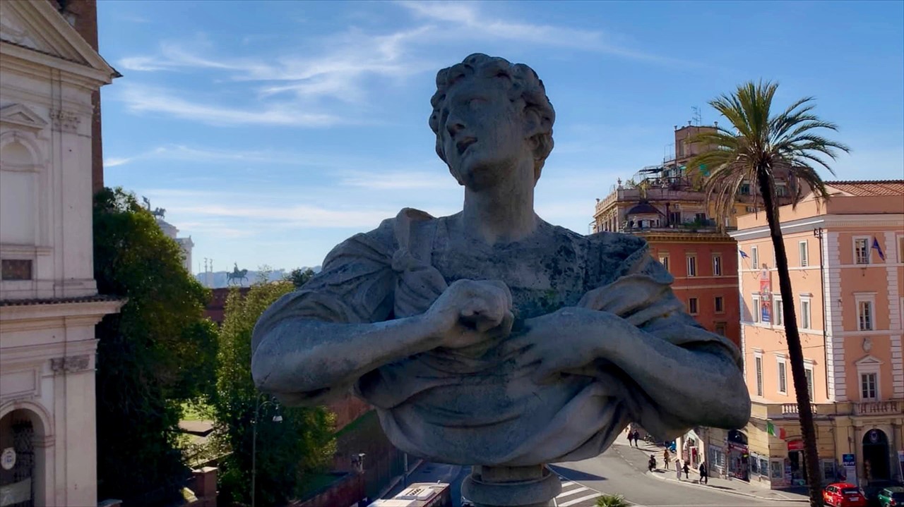Statue of a head and shoulders
